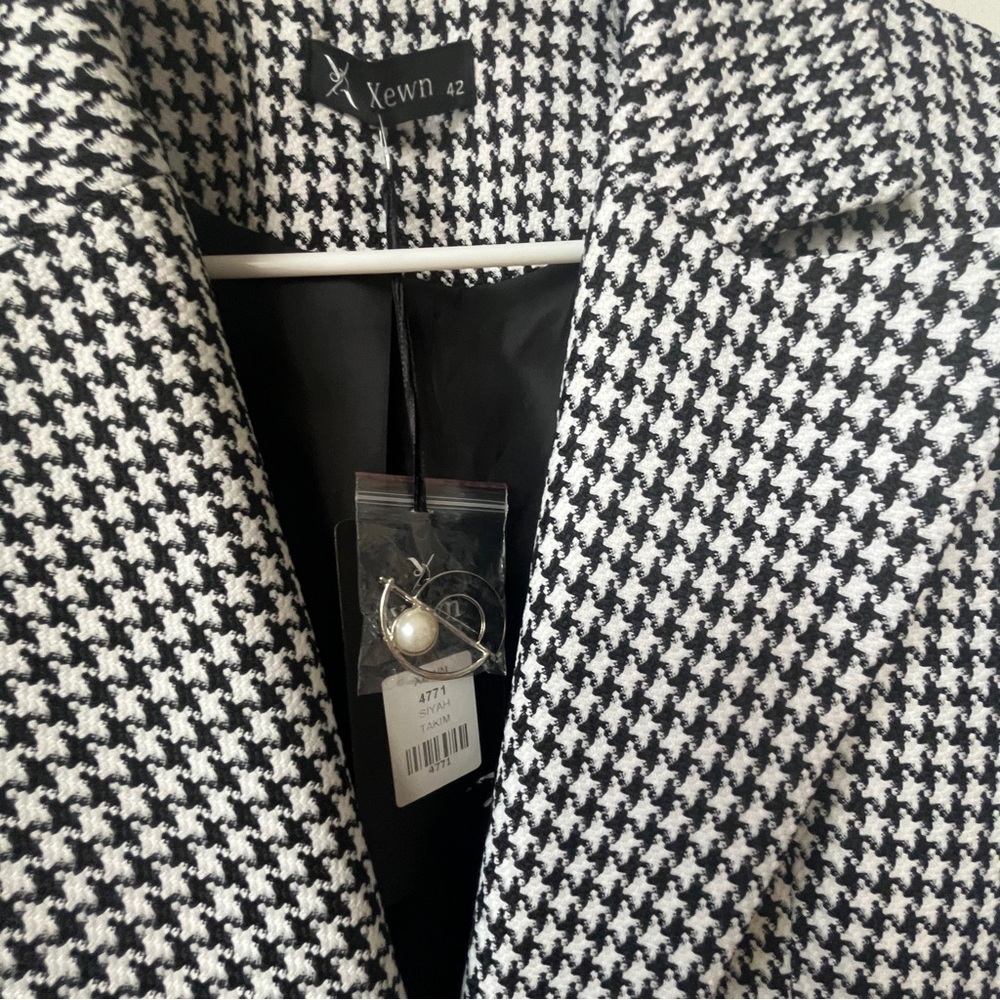 Stylish Black and White Houndstooth Women's Blazer - Picture 5 of 13